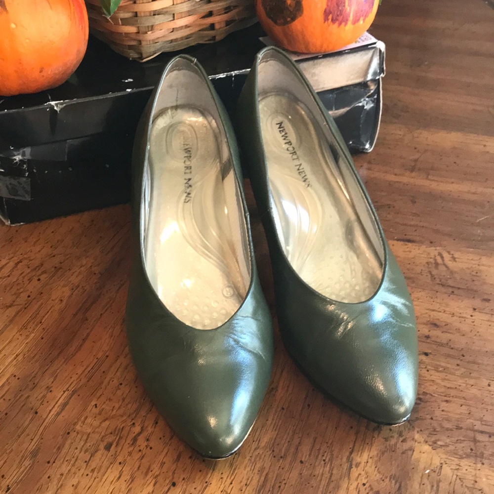 Women Formal Leather Shoes, color olive 2 1/2 ww